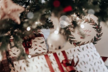 julrum lexington sammarbete. gran med paket under
