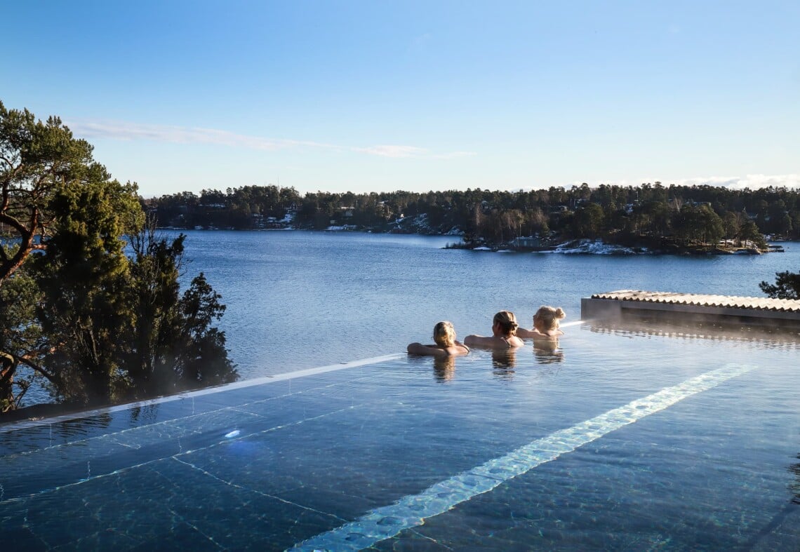bada i varm källa på Djurönäset. Infinitypool i skärgården. Njut av lugnet.