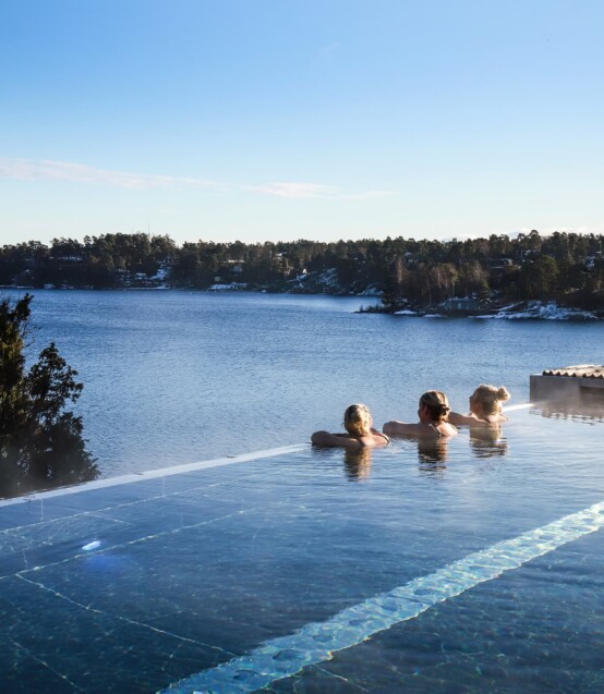 bada i varm källa på Djurönäset. Infinitypool i skärgården. Njut av lugnet.