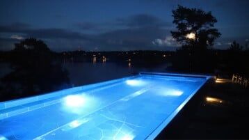 Avkoppling och relax i infinittypool på kvällen