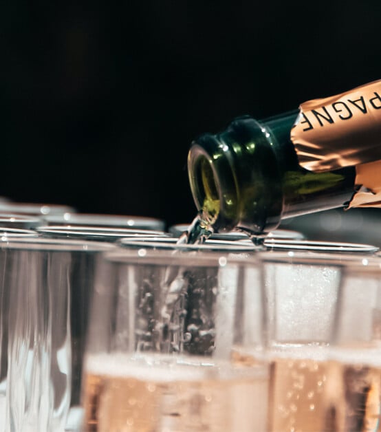 Champagne som hälls upp i glas