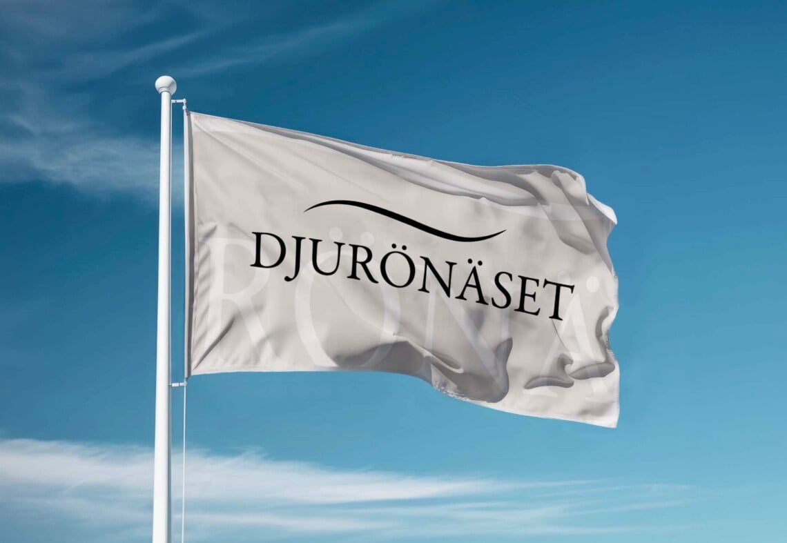 Flagga - djurönäsets flagga blåser i vinden