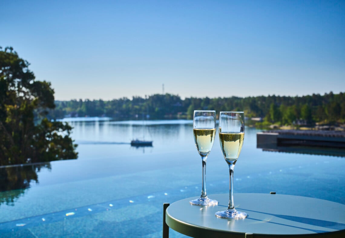 infinitypool med båt i bakgrunden och champagneglas
