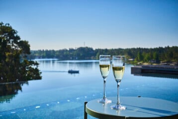 infinitypool med båt i bakgrunden och champagneglas