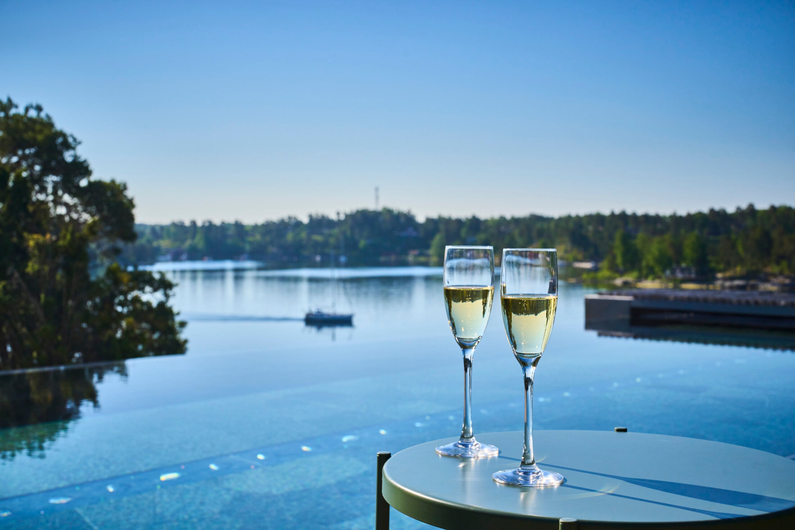 infinitypool med båt i bakgrunden och champagneglas