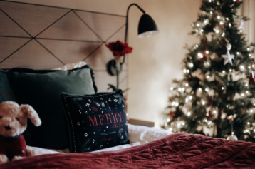 julrum lexington sammarbete. kuddar med text " merry christmas"