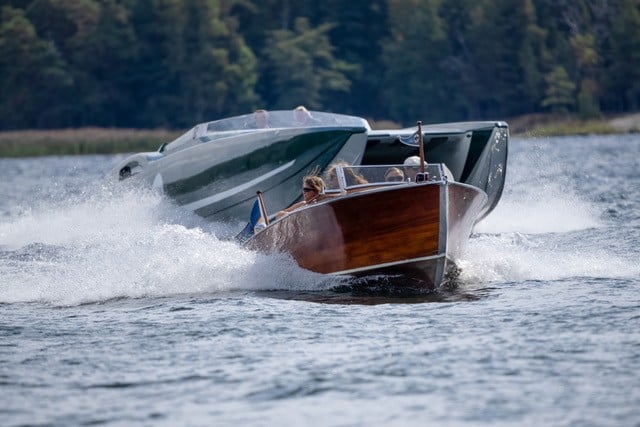 körande träbåt med större båt bakom, Classci Poker Run