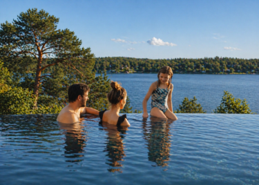 Familj i infinitypool på Djurönäset